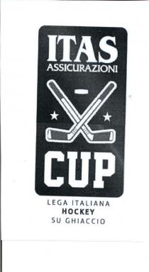 IL LOGO E COMPOSTO DA UN RETTANGOLO VERTICALE CON ANGOLI ARROTONDATI. IL RETTANGOLO E SUDDIVISO IN DUE PARTI: IL BLOCCO LOGO E COMPOSTO DA UN RETTANGOLO VERTICALE CON ANGOLI ARROTONDATI. IL RETTANGOLO E SUDDIVISO IN DUE PARTI: IL BLOCCO SOPRA, CON EFFETTO SFUMATO, PRESENTA LA SCRITTA ITAS ASSICURAZIONI FONT BENGUIAT . IL BLOCCO SOTTO CON EFFETTO SFUMATO, PRESENTA LA SCRITTA CUP FONT SUPERSTAR M54 . A CAVALLO DELL UNIONE DEI DUE BLOCCHI SI TROVA UN IMMAGINE COMPOSTA DA DUE MAZZE DA HOCKEY INCROCIATE, AFFIANCATE DA DUE STELLE SOPRA L INCROCIO DELLE DUE MAZZE SI TROVA L IMMAGINE DI UN DISCHETTO DA HOCKEY SOTTO IL RETTANGOLO, LUNGO TUTTA LA LUNGHEZZA, SI TROVA LA SCRITTA LEGA ITALIANA HOCKEY SU GHIACCIO, DOVE LA PAROLA HOCKEY E IN GRASSETTO IL LOGO E COMPOSTO DA UN RETTANGOLO VERTICALE CON ANGOLI ARROTONDATI. IL RETTANGOLO E SUDDIVISO IN DUE PARTI: IL BLOCCO