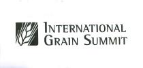 IL MARCHIO CONSISTE IN UN IMPRONTA QUADRANGOLARE ALL INTERNO DELLA QUALE COMPARE LA RAFFIGURAZIONE STILIZZATA DI UNA SPIGA DI GRANO. A MARCHIO CONSISTE IN UN IMPRONTA QUADRANGOLARE ALL INTERNO DELLA QUALE COMPARE LA RAFFIGURAZIONE STILIZZATA DI UNA SPIGA DI GRANO. A LATO DELLA FIGURA COMPARE LA DICITURA INTERNATIONAL GRAIN SUMMIT IN CARATTERI STAMPATELLO MAIUSCOLO DI FANTASIA. IL MARCHIO CONSISTE IN UN IMPRONTA QUADRANGOLARE ALL INTERNO DELLA QUALE COMPARE LA RAFFIGURAZIONE STILIZZATA DI UNA SPIGA DI GRANO. A