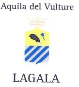 AQUILA DEL VULTURE LAGALA Il marchio è composto da una parte descrittiva quale Aquila del Vulture e LAGALA, situate rispettivamente in AQUILA DEL VULTURE LAGALA marchio è composto da una parte descrittiva quale Aquila del Vulture e LAGALA, situate rispettivamente in testa e in calce al marchio. E una parte grafica rappresentante uno stemma composto da uno scudo con sovrastante corona. Nello scudo sono raffigurate, superiormente un ala di aquila reale con una stella e nella parte inferiore delle bande poste in modo oblique.