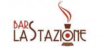 Font usato: COPASETIC. La Stazione è scritto attaccato, in un unica parola, con la S maiuscola. La scritta Bar è Font usato: COPASETIC. La Stazione è scritto attaccato, in un unica parola, con la S maiuscola. La scritta Bar è posizionata a sinistra, sopra l articolo. Elementi grafici concentrici formano sulla O frontale di una locomotiva da cui sopra, si erge un elemento che ricorda una tazzina di caffè fumante. Font usato: COPASETIC. La Stazione è scritto attaccato, in un unica parola, con la S maiuscola. La scritta Bar è