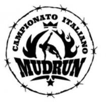 IL MARCHIO CONSISTE NELLA DICITURA CAMPIONATO ITALIANO MUD RUN: E RAPPRESENTATO DA UN CERCHIO SIMIL FILO SPINATO CON ALL INTERNO LA MARCHIO CONSISTE NELLA DICITURA CAMPIONATO ITALIANO MUD RUN: E RAPPRESENTATO DA UN CERCHIO SIMIL FILO SPINATO CON ALL INTERNO LA SCRITTA IN CERCHIO CAMPIONATO ITALIANO MUD RUN CON AL CENTRO RAFFIGURATO UN ATLETA STILIZZATO INTENTO A SALTARE UN OSTACOLO TRA DUE FIAMME CON SOPRA UNA CORONA. IL MARCHIO CONSISTE NELLA DICITURA CAMPIONATO ITALIANO MUD RUN: E RAPPRESENTATO DA UN CERCHIO SIMIL FILO SPINATO CON ALL INTERNO LA