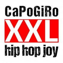 dicitura CAPOGIRO XXL HIP HOP JOY ; la dicitura è disposta su tre righe complessive ed è scritta con caratteri di dicitura CAPOGIRO XXL HIP HOP JOY ; la dicitura è disposta su tre righe complessive ed è scritta con caratteri di fantasia. In particolare, la parola capogiro occupa la prima riga ed è scritta con caratteri minuscoli di colore nero eccezione delle lettere c, p, g ed r che sono maiuscole; la dicitura xxl occupa la seconda riga ed è scritta con caratteri maiuscoli di colore bianco ed è contenuta in un rettangolo di colore rosso. La dicitura hip hop joy occupa infine la terza riga ed è scritta con caratteri minuscoli di colore nero. dicitura CAPOGIRO XXL HIP HOP JOY ; la dicitura è disposta su tre righe complessive ed è scritta con caratteri di