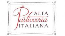 marchio consiste in un logo di forma rettangolare, nel quale viene inserita la frase ALTA PASTICCERIA ITALIANA, disposta su marchio consiste in un logo di forma rettangolare, nel quale viene inserita la frase ALTA PASTICCERIA ITALIANA, disposta su tre capoversi, realizzata con un carattere di fantasia. Le parole ALTA ed ITALIANA, sono scritte in stampatello maiuscolo in colore grigio scuro, mentre la parola Pasticceria è scritta in corsivo, in colore rosso, dove la sola lettera P è scritta in maiuscolo. Nella parola Pasticceria, il trattino caratterizzante della lettera T, viene stilisticamente modificato, in modo tale che svolga anche la funzione illusoria di base di appoggio alla scritta ALTA, appunto sopra di esso appoggiata, così come la lettera P che notevolmente ingrandita, diventa maggiormente visibile rispetto a tutte le altre lettere. Le tre parole sono racchiuse all interno di un primo rettangolo in colore grigio, ed uno successivo di colore grigio scuro anch esso di forma rettangolare con i lati leggermente curvi con ai vertici delle greche decorative. Il marchio consiste in un logo di forma rettangolare, nel quale viene inserita la frase ALTA PASTICCERIA ITALIANA, disposta su