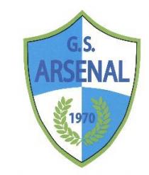 Scudetto classico, con linea superiore formante piccola punta, delimitato da due bordi; il bordo più esterno, spesso e verde chiaro, Scudetto classico, con linea superiore formante piccola punta, delimitato da due bordi; bordo più esterno, spesso e verde chiaro, quello più interno, sottile e nero. Lo scudetto è simmetrico e suddiviso in quattro parti; esse sono colorate in alternanza di azzurro e di bianco. Azzurre sono la parte superiore sinistra e la parte inferiore destra, bianche sono la parte superiore destra e la parte inferiore sinistra. Nella parte superiore dello scudetto è inserita, su due righe, la denominazione G.S. ARSENAL, la scritta è caratterizzata da un medio spessore ed è di colore blu. Nella parte inferiore dello scudetto è inserita al centro la cifra 1970, anch essa di un medio spessore e di colore blu, circondata da una corona d alloro di colore verde. Scudetto classico, con linea superiore formante piccola punta, delimitato da due bordi; il bordo più esterno, spesso e verde chiaro