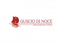 logo si presenta come un mezzo guscio di Noce usato come un modellino nautico comprendente una vela rettangolare trapassata logo si presenta come un mezzo guscio di Noce usato come un modellino nautico comprendente una vela rettangolare trapassata in due punti da un bastoncino che la fissa al suddetto guscio. Delle linee dritte orizzontali, passanti dietro il guscio e decrescenti in lunghezza con quella più in alto lunga quanto gli estremi orizzontali del logo e quella più bassa molto più corta simulano l increspatura dell acqua. La linea più in alto fa da base alla scritta GUSCIO DI NOCE, sotto la stessa linea e a destra della linea intermedia si trova una seconda scritta Associazione Onlus . Guscio e bastoncino hanno una campitura color rosa salmone mentre gli altri elementi sono di un colore rosso ruggine Il logo si presenta come un mezzo guscio di Noce usato come un modellino nautico comprendente una vela rettangolare trapassata