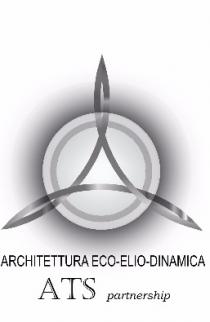Elica stilizzata a 3 punte lamiformi, due poste alla base di un ipotetico triangolo equilatero, la 3 al vertice superiore Elica stilizzata a 3 punte lamiformi, due poste alla base di un ipotetico triangolo equilatero, la 3 al vertice superiore dello stesso. L elica é disegnata attraverso la modellazione di una linea nastriforme, effetto metallico, le cui intersezioni configurano le 3 lame. L elica, così stilizzata, si pone anteriormente ad una forma circolare, rappresentante Sole, con un effetto lenticolare convesso, dalla cui circonferenza irradia un alone sfumato verso l esterno. All interno di tale forma lenticolare é disegnata una fascia circolare concentrica, di raggio inferiore alla lente. L alone irradiantesi dalla lente si estende fino ai 2/3 dei vertici delle 3 lame. Fa parte dello stesso marchio la denominazione coniata/codificata dalla richiedente ATS Partnership: Architettura Eco-Elio-Dinamica della quale si rivendicano sin d ora, le proprietà intellettuali ed i relativi diritti . Elica stilizzata a 3 punte lamiformi, due poste alla base di un ipotetico triangolo equilatero, la 3 al vertice superiore