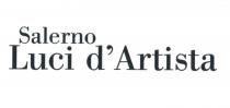 marchio è composto unicamente da un logotipo avente dicitura Salerno Luci d Artista disposto su due righe, in particolare la marchio è composto unicamente da un logotipo avente dicitura Salerno Luci d Artista disposto su due righe, in particolare la dicitura Salerno sulla prima riga è di un corpo tipografico minore della dicitura Luci d Artista posta sulla seconda riga. Detta dicitura si ottiene utilizzando i caratteri tipografici alti e bassi denominati AT OUR BODONI. Ci si riserva la facoltà di riprodurre il marchio, che qui si presenta sostanzialmente in bianco e nero, in qualunque modo, in qualsiasi dimensione, colore e/o combinazione di colori. Il marchio è composto unicamente da un logotipo avente dicitura Salerno Luci d Artista disposto su due righe, in particolare la