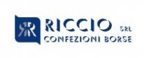 Fondo bianco, scritta in maiuscoletto di colore blu in simil-3D: Riccio SRL - Confezioni Borse . Accanto alla scritta un logo raffigurante Fondo bianco, scritta in maiuscoletto di colore blu in simil-3D: Riccio SRL - Confezioni Borse . Accanto alla scritta un logo raffigurante una pergamena blu con la lettera R stilizzata e rappresentata rotante così da costituire un vero e proprio simbolo. Fondo bianco, scritta in maiuscoletto di colore blu in simil-3D: Riccio SRL - Confezioni Borse .Accanto alla scritta un logo raffigurante