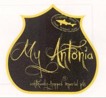 MY ANTONIA taglio della fustella con disegno a scudo simmetrico secondo l asse y, con 3 cuspidi nella parte superiore due MY ANTONIA taglio della fustella con disegno a scudo simmetrico secondo l asse y, con 3 cuspidi nella parte superiore due laterali e una centrale e una forma tondeggiante nella parte inferiore. al suo interno appare lettering della scritta my antonia, con l immagine di uno squalo, posizionato in alto e destra rispetto all etichetta e leggermente inclinato in senso orario. nella parte bassa dell etichetta, troviamo la scritta continually-hopped inperial pils scritto con lo stesso font della scritta my antonia . MY ANTONIA taglio della fustella con disegno a scudo simmetrico secondo l asse y, con 3 cuspidi nella parte superiore due