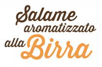 Salame aromatizzato alla Birra Scrittura in corsivo su tre righe, ciascuna con dimensione diversa Salame aromatizzato alla Birra Scrittura in corsivo su tre righe, ciascuna con dimensione diversa Salame aromatizzato alla Birra Scrittura in corsivo su tre righe, ciascuna con dimensione diversa