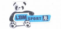 LBM SPORT il marchio e composto da un peluche fotografico a forma di Panda seduto che tiene il logo, il LBM SPORT marchio e composto da un peluche fotografico a forma di Panda seduto che tiene il logo, il quale e composto da due parole scritte in maiuscolo di colore blu e due corridori posizionati a dx.La prima e LBM,dove la M ha l ultima asta discendente piu lunga rispetto al piano d appoggio della sigla e la seconda parola e Sport piu piccola in dimensione della prima parola Sport ha un outline bianco e si poggia a filo la base dell ultima discendente della M .Nella parte finale del marchio e presente un logo che rappresenta due corridori una figura maschile ed una femminile intenti nell azione.Le due figure sono bianche e sul retro vi sono due rettangoli verticali posizionatil uno accanto all altro con un piccolo outline bianco.L intero marchio e racchiuso all interno di una forma di colore azzurro che crea uno scalino verso il basso con una spinta trasversale,alla fine della M della prima parola.Il resto della forma si sposta verso il basso circa un quinto di se stessa.La forma azzurra ha anch essa un outline bianco molto evidente.Il peluche ha un ricamo sul braccio dx riportante la parola tagliata port,mentre sull altra zampa ha ricamati i due corridori.Il peluche ha un ombra nera nella parte inferiore. LBM SPORT il marchio e composto da un peluche fotografico a forma di Panda seduto che tiene il logo, il