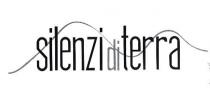IL MARCHIO SILENZI DI TERRA E COSTITUITO DA UNA DICITURA DI CARATTERE NERO PER LA PARTE CORRISPONDENTE ALLE PAROLE SILENZI MARCHIO SILENZI DI TERRA E COSTITUITO DA UNA DICITURA DI CARATTERE NERO PER LA PARTE CORRISPONDENTE ALLE PAROLE SILENZI E TERRA MENTRE RISULTA DI CARATTERE GRIGIO CHIARO PER LA PARTE CORRISPONDENTE AL CARATTERE DI . SULLO SFONDO DELLA DICITURA SONO RAPPRESENTATE DUE COLLINE STILIZZATE, DI COLORE GRIGIO CHE ATTRAVERSANO SOVRAPPONENDOSI LA DICITURA STESSA. IL PUNTO PIU ALTO DELLA COLLINA DI SINISTRA SI TROVA IN CORRISPONDENZA, IN SENSO VERTICALE, DELLA LETTERA N DELLA PAROLA SILENZI, IL PUNTO PIU ALTO DELLA COLLINA DI DESTRA SI TROVA IN CORRISPONDENZA, IN SENSO VERTICALE, TRA LA LETTERA R E LA LETTERA A DELLA PAROLA TERRA . IL MARCHIO SILENZI DI TERRA E COSTITUITO DA UNA DICITURA DI CARATTERE NERO PER LA PARTE CORRISPONDENTE ALLE PAROLE SILENZI
