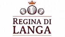 marchio consiste nella scritta: Regina di Langa in carattere stampatello maiuscolo marcato, in cui la parola Langa marchio consiste nella scritta: Regina di Langa in carattere stampatello maiuscolo marcato, in cui la parola Langa è di dimensioni maggiori, posta su due righe e con margini giustificati. Il naming presenta sopra e sotto due filetti. La parte superiore del marchio è costituita dall immagine stilizzata di tre nocciole disposte in modo simmetrico: quella centrale più grande e quelle laterali più piccole, inclinate di 45 . Sopra la nocciola più grande è inserita una corona a 5 punte. Il marchio è composto da due colori: marrone scuro, per la scritta e le nocciole, e marrone chiaro, per i filetti e la corona. Il marchio consiste nella scritta: Regina di Langa in carattere stampatello maiuscolo marcato, in cui la parola Langa