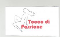 Silouette di donna da seduta, nuda, con i capelli sciolti, appoggiata sulla P del nome. Tocco di passione scritta in Silouette di donna da seduta, nuda, con i capelli sciolti, appoggiata sulla P del nome. Tocco di passione scritta in rosso, in carattere bauhaus. Sagoma della donna in nero contorno . tutto su sfondo bianco. Silouette di donna da seduta, nuda, con i capelli sciolti, appoggiata sulla P del nome. Tocco di passione scritta in