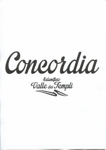 marchio consiste nella parola Concordia in grandi dimensioni con la C di Concordia maiuscola. Sotto la scritta Concordia ci marchio consiste nella parola Concordia in grandi dimensioni con la C di Concordia maiuscola. Sotto la scritta Concordia ci sono le parole Salumificio Valle dei Templi che hanno le lettere iniziali maiuscole S di Salumificio, V di Valle e T di Templi . Sotto le parole Valle dei Templi c è un nastro grafico Il marchio consiste nella parola Concordia in grandi dimensioni con la C di Concordia maiuscola. Sotto la scritta Concordia ci