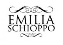 marchio è caratterizzato dalla dicitura in carattere romano maiuscolo di fantasia EMILIA SCHIOPPO, i cui due termini sono posti marchio è caratterizzato dalla dicitura in carattere romano maiuscolo di fantasia EMILIA SCHIOPPO, i cui due termini sono posti l uno al di sotto dell altro e racchiusi, sia in alto che in basso, da una coppia di ghirigori che si fronteggiano simmetricamente, ma di grandezze diverse. Il marchio è caratterizzato dalla dicitura in carattere romano maiuscolo di fantasia EMILIA SCHIOPPO, i cui due termini sono posti