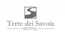 IL MARCHIO CONSISTE NELLA DICITURA TERRE DEI SAVOIA HOTEL DISPOSTA SU DUE RIGHE. SULLA PRIMA RIGA, DICITURA TERRE DEI SAVOIA, MARCHIO CONSISTE NELLA DICITURA TERRE DEI SAVOIA HOTEL DISPOSTA SU DUE RIGHE. SULLA PRIMA RIGA, DICITURA TERRE DEI SAVOIA, COINCIDENTE CON LA RAGIONE SOCIALE DELLA RICHIEDENTE, IN STAMPATELLO MINUSCOLO E DIMENSIONE MAGGIORE, OVE LETTERE T E S IN STAMPATELLO MAIUSCOLO. SULLA SECONDA RIGA, IN POSIZIONE CENTRALE, DICITURA HOTEL, IN STAMPATELLO MAIUSCOLO E DIMENSIONE MINORE, DELIMITATA DA ENTRAMBI I LATI DA UNA LINEA RETTA. SULLA PARTE SUPERIORE DELL INTERA DICITURA, RIQUADRO CONTENENTE SAGOMA STILIZZATA DI STRADA, A GUISA DI LETTERA S . IL MARCHIO VIENE DEPOSITATO IN BIANCO E NERO, MA POTRA ESSERE RIPRODOTTO IN QUALSIASI COLORE O COMBINAZIONE DI COLORI MARCHIO FIGURATIVO . IL MARCHIO CONSISTE NELLA DICITURA TERRE DEI SAVOIA HOTEL DISPOSTA SU DUE RIGHE. SULLA PRIMA RIGA, DICITURA TERRE DEI SAVOIA