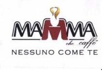 brand MAMMA CHE CAFFE NESSUNO COME TE- si compone di una scritta MAMMA tutto maiuscolo con la M centrale brand MAMMA CHE CAFFE NESSUNO COME TE- si compone di una scritta MAMMA tutto maiuscolo con la M centrale di dimensioni maggiori che diventa il logo principale, la scritta che caffè e lo slogan nessuno come te Il logo è realizzato su fondo bianco nei colori nero assoluto R:0 G:0 B:0 e rosso/amaranto R:153 G:27 B:37 oro R:177 G:133 B:45 . Il logo ha dimensioni in scala in rapporto di: altezza 1 e larghezza 1,79. Il simbolo principale del logo, ovvero la M centrale, è disegnata in modo tale da rappresentare sia la lettera M della parola mamma, sia al suo centro il disegno in negativo di una tazzina di caffè su un piattino, sormontata da due fiaccole color oro. Il logo si compone della scritta MAMMA in colore nero assoluto R:0 G:0 B:0 e rosso/amaranto R:153 G:27 B:37, scritta progettata e disegnata ex novo in maiuscolo con la M centrale di dimensioni maggiori e due fiaccole sopra la M centrale di color oro; tutta la scritta mamma è incorniciata nella sola parte superiore da un tratto sottile distaccato che segue le linee curve delle lettere di colore nero assoluto, e nella parte inferiore da due linee diritte sempre colore nero assoluto. La scritta che..caffè posta subito sotto la parola mamma, è inserita in minuscolo corsivo, con font: PALACE SCRIPT MT, colore nero assoluto. Lo slogan nessuno come te posto in basso ha lo stesso sviluppo in lunghezza della parola mamma, ed è inserita in maiuscolo con font COPPERPLATE GOTHIC LIGHT colore nero assoluto. Il brand MAMMA CHE CAFFE NESSUNO COME TE- si compone di una scritta MAMMA tutto maiuscolo con la M centrale