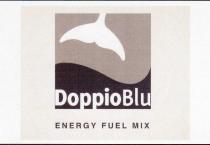 Doppio Blu Energy Fuel Mix - Il logo è inscritto in un quadrato, separato da una linea sinusoidale in due Doppio Blu Energy Fuel Mix - logo è inscritto in un quadrato, separato da una linea sinusoidale in due parti che simboleggiano il cielo e il mare. Nella parte superiore una campitura bianca dalla forma di pinna di delfino si staglia verso l alto, la parte inferiore vede, appoggiato sulla base, il naming, su fondo scuro in font Delicious con la parola Doppio leggermente più spessa di Blu, senza spazi tra loro, ma con le discendenti delle p leggermente accorciate. Il payoff recita Energy Fuel Mix, della stessa lunghezza del pittogramma, chiude in basso, a caratteri sans serif in maiuscolo. Doppio Blu Energy Fuel Mix - Il logo è inscritto in un quadrato, separato da una linea sinusoidale in due