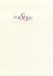 SUNSHINE - SCRITTA IN CORSIVO IN NERO CON UNA LETTERA S CENTRALE MAIUSCOLA DOPPIA DI COLORE LILLA. LA SCRITTA OUTLET SUNSHINE - SCRITTA IN CORSIVO IN NERO CON UNA LETTERA S CENTRALE MAIUSCOLA DOPPIA DI COLORE LILLA. LA SCRITTA OUTLET DI COLORE LILLA. SULLA LETTERA U VI E UN ARCO DI COLORE GIALLO. SUNSHINE - SCRITTA IN CORSIVO IN NERO CON UNA LETTERA S CENTRALE MAIUSCOLA DOPPIA DI COLORE LILLA. LA SCRITTA OUTLET