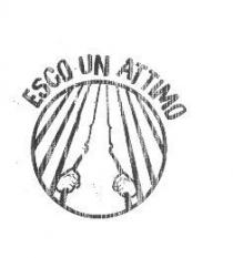 Cerchio con delle linee che dal basso vanno vero l alto e convergono nel centro della figura geometrica. In mezzo è Cerchio con delle linee che dal basso vanno vero l alto e convergono nel centro della figura geometrica. In mezzo è presente una figura a guglia e delle mani che afferrano gli estremi della figura. Sopra cerchio è presente la scritta del logo ESCO UN ATTIMO. Cerchio con delle linee che dal basso vanno vero l alto e convergono nel centro della figura geometrica. In mezzo è