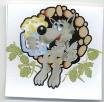 figura di un lupo di colore grigio con il naso nero, colore degli occhi azzurri e neri, bocca rossa con in figura di un lupo di colore grigio con naso nero, colore degli occhi azzurri e neri, bocca rossa con in mano un boccale di birra color celeste. sul bicchiere viene raffigurata schiuma di colore giallo e bianco. Il lupo e seduto all ingresso di una tana nera con intorno sassi marrone chiaro di varie misure. sulla parte sottostante alla tana e lupo appaiono bacche e foglie di colore verde chiaro con sfumature piu scure figura di un lupo di colore grigio con il naso nero, colore degli occhi azzurri e neri,bocca rossa con in