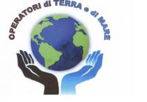 OPERATORI DI TERRA E DI MARE Il Logo raffigurante n.2 mani di colore diverso speculari opposte,;quella di sinistra di colore OPERATORI DI TERRA E DI MARE Logo raffigurante n.2 mani di colore diverso speculari opposte,;quella di sinistra di colore marrone rappresenta la terra, .le montagne .. .. la fecondità, .la stabilità .I altra di colore blu rappresenta il cielo, l acqua., i fiumi, .i mari .... la gloria. la tranquillità, l armonia .Le due mani sorreggono il Pianeta Terra. simbolo di aiuto,virtù,,sostegno, protezione,tutela e salvaguardia. AI dì sopra la scritta semicircolare dell Organizzazione per metà di colore marrone e metà di colore blu. OPERATORI DI TERRA E DI MARE Il Logo raffigurante n.2 mani di colore diverso speculari opposte,;quella di sinistra di colore