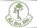 Ar.Bo.Re. Il logo si compone di una cornice circolare di colore verde a sfondo bianco la cui parte inferiore è tratteggiata. Ar.Bo.Re. logo si compone di una cornice circolare di colore verde a sfondo bianco la cui parte inferiore è tratteggiata. al centro del cerchio è rappresentato un alberello il cui tronco è formato da due tratti con la punta unita e la base distaccata di colore marrone: il tratto verso destra con colore sfumato. La rappresentazione della chioma è di colore verde e a tratto simil colore a matita con tratteggio obliquo:parte sinistra più bassa e parte destra più alta . La cornice circolare è collegata dalla linea di tratteggio inferiore con un altra cornice semicircolare unita da due tratti laterali alla superiore, sempre di colore verde e sfondo bianco, che racchiude la parola Ar.bo.Re. anch essa di colore verde e incurvata seguendo l andamento della cornice. Ar.Bo.Re.Il logo si compone di una cornice circolare di colore verde a sfondo bianco la cui parte inferiore è tratteggiata.