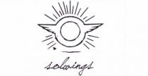 solwings. marchio raffigurante un sole con delle ali di forma vettoriale con delle linee che simulano raggi di luce, testo solwings. marchio raffigurante un sole con delle ali di forma vettoriale con delle linee che simulano raggi di luce, testo sottostante disegno separato da una sottile linea, carattere utilizzato jellyka saint andrew s queen regular solwings. marchio raffigurante un sole con delle ali di forma vettoriale con delle linee che simulano raggi di luce, testo