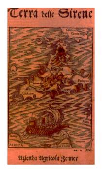 Figurativo-terra-delle-sirene-nero-d avola-azienda agricola ZENNER,consiste nella riproduzione raffigurante la regione Sicilia tratta da una stampa antica riportante all interno di essa la scritta Sicilia Figurativo-terra-delle-sirene-nero-d avola-azienda agricola ZENNER,consiste nella riproduzione raffigurante la regione Sicilia tratta da una stampa antica riportante all interno di essa la scritta Sicilia e le denominazioni delle seguente localita lilybeum-pachinus palermo sono inoltre visibile:una antica imbarcazione a remi e vela e i confine:a nord la calabria e a sud con l africa Figurativo-terra-delle-sirene-nero-d avola-azienda agricola ZENNER,consiste nella riproduzione raffigurante la regione Sicilia tratta da una stampa antica riportante all interno di essa la scritta Sicilia