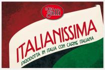il marchio consiste nelle seguenti diciture poste su 3 righe oblique: italianissima o italianissimo o italianissimi o italianissime in carattere marchio consiste nelle seguenti diciture poste su 3 righe oblique: italianissima o italianissimo o italianissimi o italianissime in carattere grafico di colore granata e prodotta o prodotto in italia con carne italiana in carattere grafico di colore verde, al di sopra della scritta italianissima/o/e/i vi è lo spazio per inserire il nome dei vari prodotti commercializzati sopra al quale vi è inserito il logo del Salumificio Nino Galli S.p.A. ragione sociale della richiedente bollino ovale a sfondo rosso con scritta nera contornata di bianco. In alto a sinistra con scritte orizzontali di colore bianco sono inserite su un totale di 4 righe le scritte prodotto in Italia da in varie lingue e i dati anagrafici del Salumificio Nino Galli S.p.A., mentre in basso a destra è inserita con scritta di colore bianco la dicitura prodotto con energia rinnovabile sovrastata da bollino con immagine stilizzata contornata da scritta green power energia pulita. Il tutto su sfondo rappresentante in forma stilizzata i colori della bandiera italiana con i colori rosso bianco e verde posti obliquamente dall alto verso il basso il marchio consiste nelle seguenti diciture poste su 3 righe oblique: italianissima o italianissimo o italianissimi o italianissime in carattere