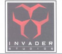 INVADER STUDIOS il marchio e costituito da due elementi su sfondo nero: uno figurativo e uno nominativo. Il primo e INVADER STUDIOS marchio e costituito da due elementi su sfondo nero: uno figurativo e uno nominativo. Il primo e rappresentato dal simbolo del rischio biologico biorischio, capovolto e modificato in grafica vettoriale, in cui ogni braccio di colore rosso e suddiviso simmetricamente a meta,generando in questo modo due parti, di cui quella sinistra illustrata con un rosso piu intenso rispetto alla sua controparte destra. Il secondo elemento nominativo, e posto al di sotto del simbolo ed e costituito dalle parole INVADER e STUDIOS di dimensioni differenti di cui la seconda piu piccola sovrapposta, separate da una linea bianca e scritte con un carattere di fantasia sempre di colore bianco. Il tutto e racchiuso all interno di una cornice bianca perimetrata da una linea nera. INVADER STUDIOS il marchio e costituito da due elementi su sfondo nero: uno figurativo e uno nominativo. Il primo e