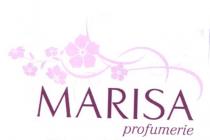 marchio è costituito dalla riproduzione della scritta in primo piano MARISA per la quale è utilizzata una tinta di marchio è costituito dalla riproduzione della scritta in primo piano MARISA per la quale è utilizzata una tinta di colore rosa tendente al fucsia e il carattere utilizzato è lo stampato maiuscolo. In secondo piano, a sinistra sotto la scritta antecedentemente descritta, con la stessa tinta di colore è apposta la dicitura PROFUMERIE per cui sono utilizzati lo stampato minuscolo e dimensioni di carattere inferiori. Al di sopra della scritta principale è presente una raffigurazione a stile floreale di color rosa confetto, costituita dall intersecarsi di tre steli principali posti in posizione orizzontale a cui se ne aggiungono altri molto più sottili, sugli steli poggiano sei fiori di grandezze diverse, tre piccoli due medi e uno di dimensioni maggiori. Lo sfondo è interamente bianco. Il tutto come da esemplare allegato marchio figurativo a colori . Il marchio è costituito dalla riproduzione della scritta in primo piano MARISA per la quale è utilizzata una tinta di