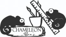 DOS CAMALEONES;UN CAMALEON ENCIMA DE UN LIBRO; EL OTRO CAMALEON ENCIMA DE UNA REGLA Y HAY UN VASO CON PINCELES Y DICE EL NOMBRE DE LA MARCA QUE ES CHAMELEON BRO'S