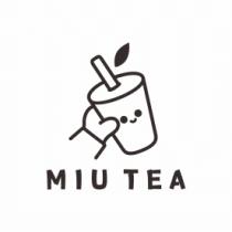HAY UNA MANO QUE SOSTIENE UN VASO DE BEBIDA CON UNA CARA SONRIENTE; UNA HOJA DE TÉ EN LA ESQUINA SUPERIOR DERECHA Y LAS LETRAS DE LA MARCA DEBAJO.