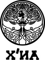 X´NA; UNA SILUETA DE UN INDIGENA QUE TRAE UN PENACHO; ABAJO APARECEN RAMIFICACIONES TIPO ARBOL DE VIDA.