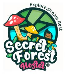 SECRET FOREST; HOSTEL; EXPLORE; DREAM; REST; BOSQUE; ARDILLA; LIBELULA; VERDE; HOJAS; AZUL; HONGOS; ROSA; VERDE; AMARILLO