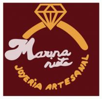 MI LOGO ESTA CONFORMADO CON UN DIAMANTE Y UN CIRCULO QUE REPRESENTA UN ANILLO CON DIAMANTE EN COLOR AMARILLO ORO Y MI NOMBRE EN MEDIO EN COLOR PLATA; ABAJO LA CONTINUACION DEL ANILLO LO COMPLEMENTO CON EL NOMBRE DE JOYERIA ARTESANAL.