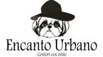 ROSTRO CARICATURIZADO DE PERRO RAZA SHIH TZU CON SOMBRERO Y EN LA PARTE INFERIOR EL NOMBRE DE LA MARCA; ENCANTO URBANO CON SLOGAN; CONFORT CON ESTILO