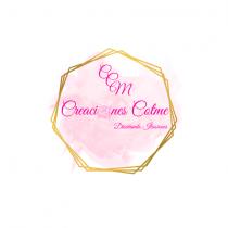 CCM CREACIONES COTME EN COLOR ROSA MEXICANO DENTRO DE 3 HEPTAGONOS DORADOS SOBRE PUESTOS; FONDO BLANCO CON UNA ROSA EN TONO ROSA PASTEL Y UNA ROSA QUE SUSTITUYE LA LETRA O