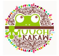 CÍRCULO DE CACAOS DE COLORES; CON GRECAS DE COLOR CAFÉ; UNA RANA DE COLOR VERDE; LA PALABRA MUUCH DE COLOR VERDE; LA PALABRA KAKAW DE COLOR CAFÉ; UNA RAYA HORIZONTAL EN MEDIO DEL CÍRCULO DE COLOR CAFÉ Y UN FONDO DE COLOR BLANCO