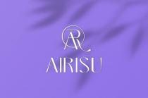 Словесное обозначение «AIRISU» (транслитерация – АЙРИСУ) выполнено в латинице заглавными буквами оригинального шрифта белыми одинаковой высоты буквами, расположенными в одну линию на фиолетовом фоне.