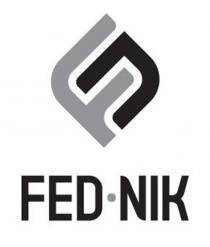 Под изображением расположены словесные элементы «FED» и «NIK» (транслитерация «ФЕД» и «НИК»), написаны в одну строчку заглавными буквами латинского алфавита чёрного цвета и разделены серой точкой, выровненной по центру строки.