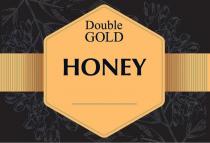 Шестигранник жёлтого цвета с продольной жёлтой полосой с двух сторон на фоне чёрного прямоугольника со слабовыраженным растительным орнаментом. На фоне шестигранника слова, выполненные черным шрифтом - Двойное Золото или Double Gold и название продукта, например, мёд (Honey) или сироп.