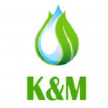 Заглавными буквами зелёного цвета выполнен словесныйэлемент K&M где 