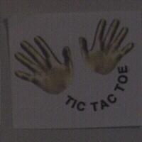 TIC TAC TOE 及雙手圖