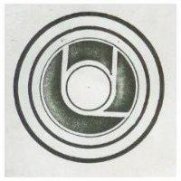 雙圈內黑底白字 UC 藝術圖 