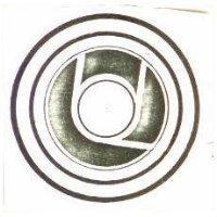 雙圈內黑底白字 UC 藝術圖 