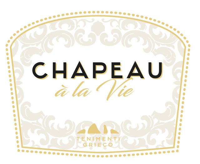 CHAPEAU à LA VIE-Il marchio consta di più parole in lingua francese. Nello specifico CHAPEAU à LA VIE La parola CHAPEAU à LA VIE-marchio consta di più parole in lingua francese. Nello specifico CHAPEAU à LA VIE La parola sarà depositata in nero e oro. Parte integrante del marchio è il disegno nel quale è inserita la parola, ovvero una cornice disegnata con ghirigori. Tutto è delimitato da una linea più spessa a cui segue un contorni a puntini. A racchiudere il marchio c è un ultima linea finale sottile. CHAPEAU à LA VIE-Il marchio consta di più parole in lingua francese. Nello specifico CHAPEAU à LA VIE La parola