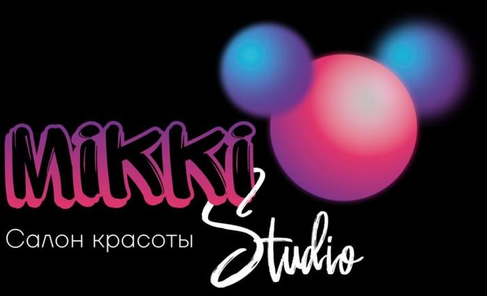 Mikki Studio на английском языке, надпись Салон красоты. Образ Микки мауса в виде трёх шаров. Большого и двух маленьких.